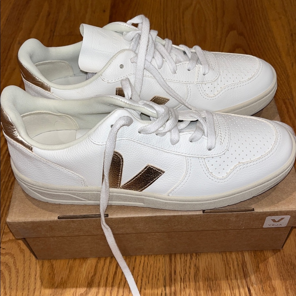 VEJA V-10 Bicolor Metallic Low-Top Sneakers in Extra White Plantine - Picture 6 of 12